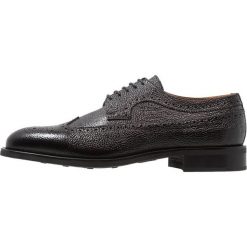 J.LINDEBERG ENG BROGUE ITALIAN GRAIN Oksfordki black. Czarne półbuty męskie marki J.LINDEBERG, bez wzorów, ze skóry, na sznurówki. Za 1049,00 zł.