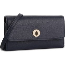 Torebka TOMMY HILFIGER - Th Core Phone Wallet AW0AW06844 413. Niebieskie listonoszki damskie TOMMY HILFIGER, bez wzorów, ze skóry ekologicznej, wizytowe, bez dodatków. Za 399,00 zł.