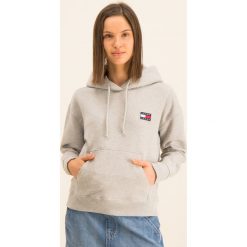 Bluza Tommy Jeans Tjw Tommy Badge DW0DW07787. Szare bluzy damskie Tommy Jeans, xs, bez wzorów, z bawełny, bez rękawów, bez kaptura. W wyprzedaży za 349,00 zł.