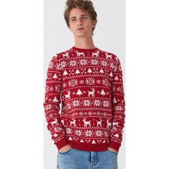 Sweter ze świątecznym motywem - Czerwony. Czerwone swetry damskie House, s, bez wzorów, wizytowe, bez kołnierzyka, bez kaptura. Za 99,99 zł.