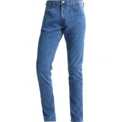 Lee LUKE Jeansy Slim Fit buzz blue. Niebieskie jeansy męskie relaxed fit marki Lee. W wyprzedaży za 305,10 zł.
