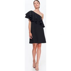 SUKIENKA MINI Z ODKRYTYM RAMIENIEM Z OZDOBNĄ FALBANĄ. Czarne sukienki damskie Top Secret, na zimę, bez wzorów, eleganckie, bez kołnierzyka, bez rękawów, mini, z odkrytymi ramionami. W wyprzedaży za 49,99 zł.