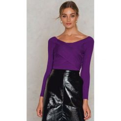 NA-KD Top Cross - Purple. Fioletowe topy damskie marki NA-KD, bez wzorów, z wiskozy, bez kołnierzyka. W wyprzedaży za 48,58 zł.