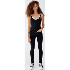 Czarne jeansy push up. Czarne jeansy damskie marki Pull&Bear. Za 79,90 zł.