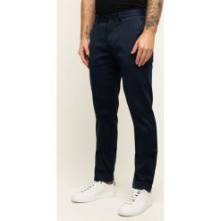 Spodnie materiałowe TOMMY HILFIGER Th Flex Tapered Trousers MW0MW11945. Niebieskie jeansy męskie TOMMY HILFIGER, m, bez wzorów. W wyprzedaży za 299,00 zł.
