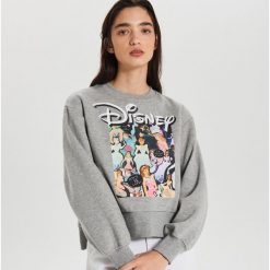 Bluza Disney - Jasny szary. Szare bluzy damskie Cropp, s, z motywem z bajki, bez rękawów, bez kaptura. Za 89,99 zł.