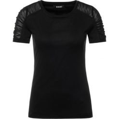 Bluzka DKNY P9DH7BFV. Różowe bluzki damskie DKNY, xs, bez wzorów, bez kołnierzyka, bez rękawów. W wyprzedaży za 169,00 zł.