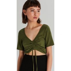 Top ze ściągaczem - Khaki. Brązowe topy damskie Cropp, s, bez wzorów, bez kołnierzyka. Za 49,99 zł.