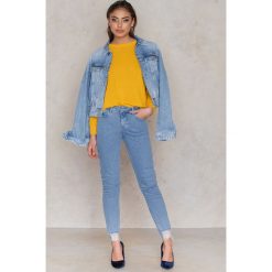 NA-KD Trend Jeansy z wysokim stanem - Blue. Niebieskie jeansy damskie marki NA-KD Trend, z bawełny. W wyprzedaży za 55,19 zł.