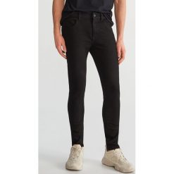 Spodnie jeansowe skinny - Czarny. Czarne spodnie męskie Reserved, m, bez wzorów, z jeansu. Za 129,99 zł.