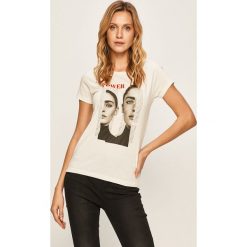 Jacqueline de Yong - T-shirt. Bluzki damskie Jacqueline de Yong, s, z nadrukiem, z bawełny, z okrągłym kołnierzem. Za 59,90 zł.