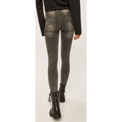 Answear - Jeansy. Szare jeansy damskie ANSWEAR, s, bez wzorów, z elastanu. W wyprzedaży za 99,90 zł.