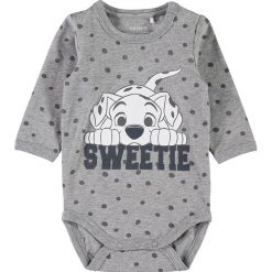 Body "101D" w kolorze szarym. Szare body niemowlęce marki name it girls, bez wzorów, z bawełny, bez rękawów. W wyprzedaży za 42,95 zł.