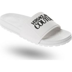 KLAPKI VERSACE JEANS COUTURE. Czarne kapcie męskie Versace Jeans Couture, z jeansu. W wyprzedaży za 215,20 zł.