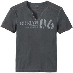 Shirt z dekoltem henley Slim Fit, krótki rękaw bonprix antracytowy "used". Szare koszulki męskie bonprix, xl, z nadrukiem, bez kołnierzyka, z krótkim rękawem, krótkie. Za 32,99 zł.