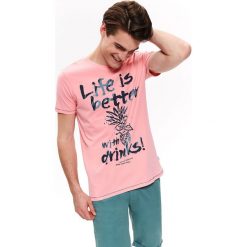T-shirt z wakacyjnym nadrukiem. Różowe t-shirty męskie Top Secret, na zimę, xl, z nadrukiem, z bawełny, wakacyjne, bez kołnierzyka, krótkie. W wyprzedaży za 19,99 zł.