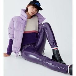 Futrzany sweter z kolorowymi panelami. Fioletowe swetry damskie Pull&Bear, bez wzorów, z futra, bez rękawów, bez kaptura. Za 89,90 zł.