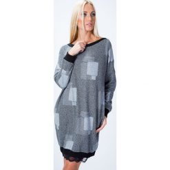 Sukienka oversize w geometryczne kształty jasnoszara 1506. Szare bez kategorii marki Fasardi, w geometryczne wzory, oversize. Za 51,80 zł.