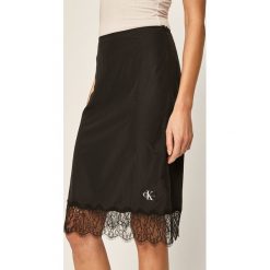 Calvin Klein Jeans - Spódnica. Czarne spódniczki damskie Calvin Klein Jeans, na co dzień, s, z aplikacjami, z poliesteru, casualowe, midi, proste. Za 299,90 zł.