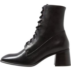 E8 BY MIISTA EMMA Botki sznurowane black. Czarne botki damskie marki E8 BY MIISTA, ze skóry, bez obcasa, na sznurówki. Za 689,00 zł.