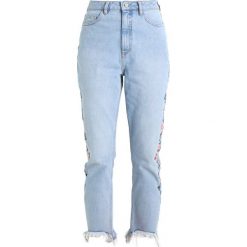 NAKD DEBIFLUE X NAKD HIGH WAIST EMBROIDERED ANKLE Jeansy Relaxed Fit light denim. Niebieskie jeansy damskie relaxed fit NA-KD, z podwyższonym stanem. Za 249,00 zł.