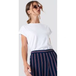 Rut&Circle Klasyczny T-shirt Ellen - White. Białe t-shirty damskie Rut&Circle, z klasycznym kołnierzykiem. Za 80,95 zł.