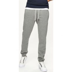 Dresowe joggery BASIC - Jasny szary. Szare spodnie męskie Cropp, s, bez wzorów, z dresówki. Za 89,99 zł.