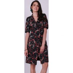 Sukienka w kolorze czarnym ze wzorem. Czerwone sukienki damskie Jesienny butik, xs, bez wzorów, bez kołnierzyka, bez rękawów, midi. W wyprzedaży za 169,95 zł.