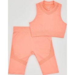 Top i szorty w sportowym stylu - Pomarańczowy. Pomarańczowe topy damskie Reserved, bez wzorów, bez rękawów. W wyprzedaży za 29,99 zł.