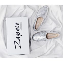 Półbuty - skóra naturalna - model 252 - kolor srebrny. Szare półbuty damskie Zapato, bez wzorów, ze skóry, bez obcasa, bez zapięcia. W wyprzedaży za 269,10 zł.