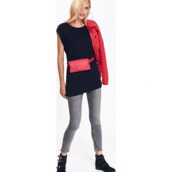 T-SHIRT DAMSKI Z OZDOBNĄ TAŚMĄ NA RAMIONACH. Szare t-shirty damskie Top Secret, m. Za 24,99 zł.