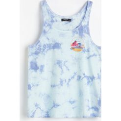 Tank top z nadrukiem -. Topy damskie Reserved, xl, z nadrukiem, bez kołnierzyka. W wyprzedaży za 25,99 zł.