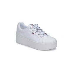 Buty Tommy Jeans ROXIE 1C2. Białe trampki i tenisówki damskie Tommy Jeans, bez wzorów, z jeansu, bez zapięcia. Za 399,00 zł.