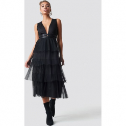 Luisa Lion x NA-KD Sukienka z tiulem - Black. Niebieskie sukienki na komunię marki bonprix, w paski, z bawełny, z dekoltem w serek, moda ciążowa, plisowane. Za 242,95 zł.