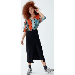 Długa spódnica z legginsami. Czarne długie spódnice damskie marki Pull&Bear, długie. Za 99,90 zł.