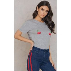 NA-KD T-shirt Cherry - Grey. Szare t-shirty damskie NA-KD, z nadrukiem, z dżerseju. W wyprzedaży za 51,07 zł.
