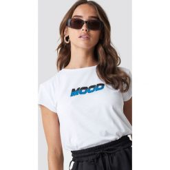 NA-KD T-shirt z surowym wykończeniem Mood - White. Białe t-shirty damskie marki NA-KD, z nadrukiem, z jersey, z okrągłym kołnierzem. Za 72,95 zł.