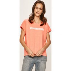 Under Armour - T-shirt. Białe bluzki damskie Under Armour, s, z nadrukiem, z bawełny, z okrągłym kołnierzem. W wyprzedaży za 69,90 zł.