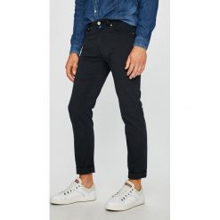 Pierre Cardin - Spodnie. Niebieskie spodnie męskie Pierre Cardin, na co dzień, bez wzorów, z elastanu, casualowe. W wyprzedaży za 259,90 zł.