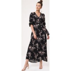 Czarna Sukienka Brimfull. Czarne sukienki damskie Born2be, na imprezę, s, w paski, z tkaniny, boho, z dekoltem w serek, bez rękawów, długie, maxi. Za 139,99 zł.