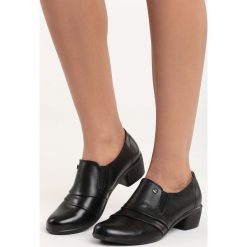 Czarne Półbuty New Vic. Czarne półbuty damskie Born2be, bez wzorów, ze skóry, z okrągłym noskiem, na niskim obcasie, na słupku, bez zapięcia. Za 59,99 zł.