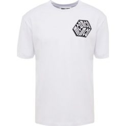 McQ Alexander McQueen DROPPED SHOULDER TEE Tshirt z nadrukiem optic white. Białe koszulki męskie marki McQ Alexander McQueen, s, z nadrukiem, z bawełny, bez kołnierzyka. Za 819,00 zł.