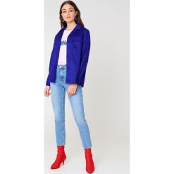NA-KD Krótka kurtka z kieszenią z przodu - Blue. Niebieskie kurtki damskie marki NA-KD. W wyprzedaży za 97,18 zł.