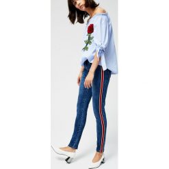 Jeansy typu high waist z lampasami. Niebieskie jeansy damskie Moodo, xs, z podwyższonym stanem. Za 79,99 zł.