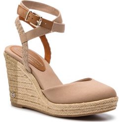 Espadryle TOMMY HILFIGER - Printed Closed Toe Wedge Sandal FW0FW03932 Cobblestone 068. Brązowe espadryle damskie TOMMY HILFIGER, bez wzorów, ze skóry, bez obcasa, na obcasie. W wyprzedaży za 319,00 zł.