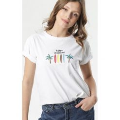 Biały T-shirt Amphise. Białe bluzki damskie Born2be, na lato, s, z haftami, wakacyjne, z okrągłym kołnierzem, z krótkim rękawem. Za 39,99 zł.