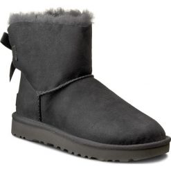 Buty UGG - W Mini Bailey Bow II 1016501 W/Grey. Szare kozaki damskie Ugg, na zimę, ze skóry, bez obcasa, bez zapięcia. Za 849,00 zł.