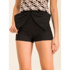 Szorty materiałowe Elisabetta Franchi SH-027-92E2-V169. Czarne szorty damskie Elisabetta Franchi, bez wzorów, z wiskozy. W wyprzedaży za 399,00 zł.