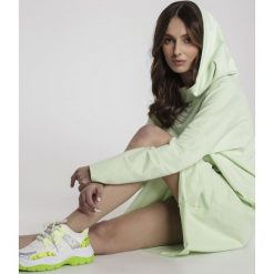 Miętowa Sukienka Kallilis. Zielone sukienki damskie Renee, s, bez wzorów, z dzianiny, z kapturem, bez rękawów, długie, oversize. Za 89,99 zł.