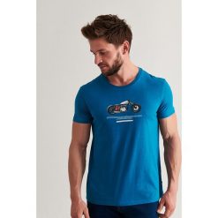 T-shirt w kolorze niebieskim. Niebieskie t-shirty męskie TATUUM, s, z nadrukiem, z bawełny, z okrągłym kołnierzem. W wyprzedaży za 49,95 zł.